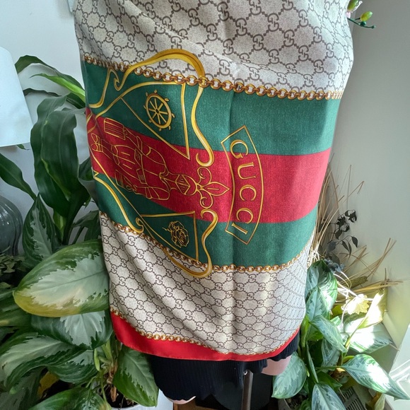 Gucci Crest Monogram Silk Shawl Scarf. - Picture 5 of 16